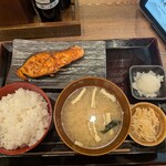 炉端焼き和めし処 しんぱち食堂 - 厚切り銀鮭塩焼き定食