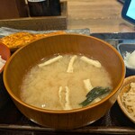 炉端焼き和めし処 しんぱち食堂 - お味噌汁はあんまり具は入ってなかった。量は多め