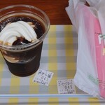 ビーフビレッヂ区界 - 左コーヒーフロート350円、右フライドポテト塩味300円