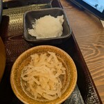炉端焼き和めし処 しんぱち食堂 - 手前はお漬物でした後ろは大根おろし