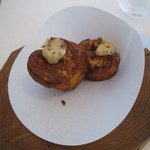 エスキス - フィンガー・フード：シュー・スフレ、グリュイエール・チーズとバナナのペーストとアニスのパウダー2