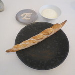 エスキス - 自家製パン：天然酵母のプチ・バゲット 塩かフロマージュ・ブランで