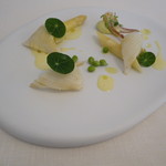 エスキス - 前菜2：白アスパラと槍烏賊、スナップエンドウ、日向夏、生アーモンド、ナスタチウムの葉 ベルガモット・ソース2