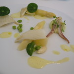 エスキス - 前菜2：白アスパラと槍烏賊、スナップエンドウ、日向夏、生アーモンド、ナスタチウムの葉 ベルガモット・ソース1