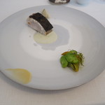 エスキス - 魚料理：鰆と空豆、新玉葱、金柑 茴香のピューレとセージの香りで1