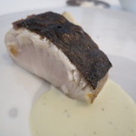 エスキス - 魚料理：鰆と空豆、新玉葱、金柑 茴香のピューレとセージの香りで2