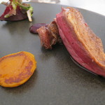 肉料理：小鳩の胸と腿肉 8年熟成の味噌とヘーゼルナッツ、又はカシスのソースで2