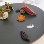 肉料理：小鳩の胸と腿肉 8年熟成の味噌とヘーゼルナッツ、又はカシスのソースで3