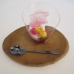 エスキス - プレ・デザート：金柑のシャーベットとラズベリーの飴、苺のソース、クレーム・ダンジュ1