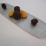 エスキス - ミニャルディーズ：カヌレ、レモン風味のマドレーヌ、ビター・チョコレートのパイ