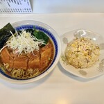 東陽らーめん - 料理写真:ローバーメン、半チャーハン