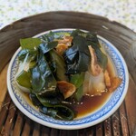 平瀬 - 蒸し物：スズキ、葱、生姜の蒸し物。