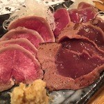 秀 - 豚モツのろおすと。レバ、タン、ハツの3種盛りで500円はコストパフォーマンス最高です。