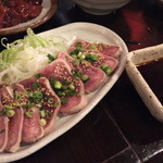 ホルモン平田 - タン刺し。お醤油でいただきましょう。