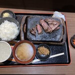 感動の肉と米 - 料理写真:ハラミステーキ