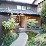 リョウリヤ ステファン パンテル - 綺麗なお庭ですね