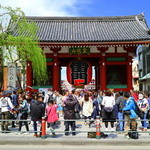 吾妻橋 やぶそば - 平日の雷門前/ほぼ外国人と修学旅行生…凄い人です