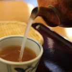 吾妻橋 やぶそば - 自然体の蕎麦湯/辛めの汁を延ばすと鰹出汁の香りが引き立ちます