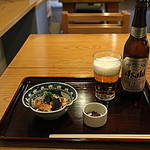 吾妻橋 やぶそば - 「蕎麦前」まずは瓶ビール(小)/お通し「蕎麦味噌」/鳥わさ