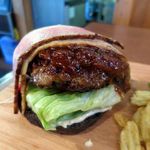カウボーイカレー - 大人のトリプルBLT BURGER、ノーポーク・ノーチキンのお店なので牛肉でベーコンつくっちゃいました（笑）