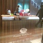 ピエール マルコリーニ - 外のディスプレー