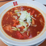 中国家庭料理 天天 - 「トマトラーメン」。真っ赤なスープにはトマトがゴロゴロと。