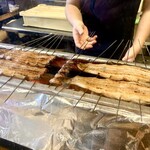 昼だけうなぎ屋 - 肝焼きも串で焼いている。