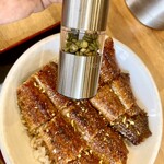 昼だけうなぎ屋 - 山椒をかける