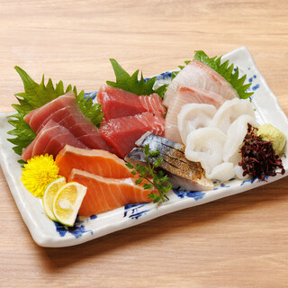 当店名物！豊洲直送の刺し盛りが500円！！