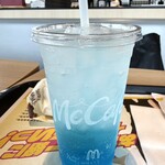 マクドナルド - ドリンク写真:期間限定マックフィズ ブルーエナジー。これは、中が見えるように、プラスチック容器&ストロー。
