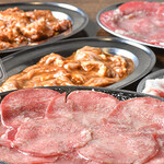 大衆ホルモン・やきにく 煙力 - 料理写真:お肉の皿並べた写真