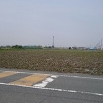 Bisutoro Rapan - 店の前に広がる畑