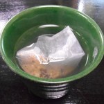 泉州新ばし - 無料の自家製白いそば茶　しばらく時間をおくのがコツ