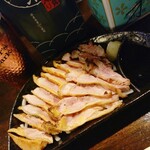 酔い処 誠 - ・鶏ももタタキ刺し
これにハマり通い出したと言っても二言はない一品！
色んなパターンで出してくれましたが、炙りが皮目の脂の甘味を強く感じられて一番好き♪
コリコリとした親鶏の力強い肉質が最高★★★