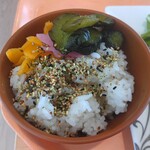 キッチン リード - ご飯にはサービスのふりかけと漬物