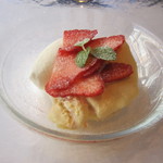 クラリタ ダ マリッティマ - 湘南いちごのティラミス ミルクのジェラート添え