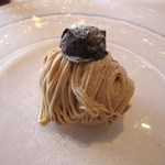 クラリタ ダ マリッティマ - ナッツのジェラートをしのばせたモンテビアンコ