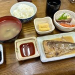 魚力 - サバ味噌煮と刺身盛り合わせ。+卵焼き。