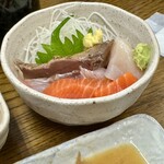 魚力 - 刺身盛り合わせ　カツオ、白身、サーモン