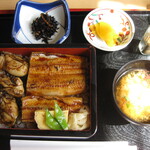 レストラン五郎八 - 牡蠣穴子重　味噌汁・小鉢も付きます