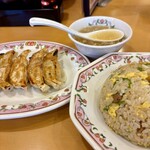 餃子の王将 - 料理写真:鉄板メニュー→チャーハンと餃子