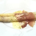 レストラン アラジン - 茹でたてホワイトアスパラガスのシブレットソースと生ハム 今年最初のアスパラ　太くて立派なだけでなく味もふくよか2015-4