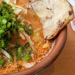 みそ屋 田所商店 - 山椒味噌ラーメンのスープの感じ。味噌が濃くて美味しい。