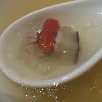 文菜華 - 澄ましスープにはクコの実の紅が鮮やか。