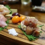 やまと家 - 比内地鶏の刺身盛り合わせ（もも自家製生ハム）