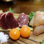 やまと家 - 比内地鶏の刺身盛り合わせ（はつ、ずり、ささみ）