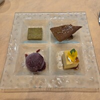 ダノイ高輪 - 本日のケーキとアイスクリームの盛り合わせ