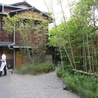THE FUNATSUYA - 中庭を通りガーデンレストランへ案内されます☆