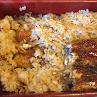 川越 いちのや - 中から二層目が顔を出した。ご飯がタレを吸ってしまいうなぎの味が薄味