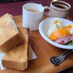 バン - モーニング(税込600円)
①トースト②サラダ(赤縮緬萵苣&CUT蕃加&胡瓜&茹で卵&甘蕉&オレンジ)③カップ入りお味噌汁(豆腐&大根&南瓜入り)
お飲み物①珈琲【サイフォン式】